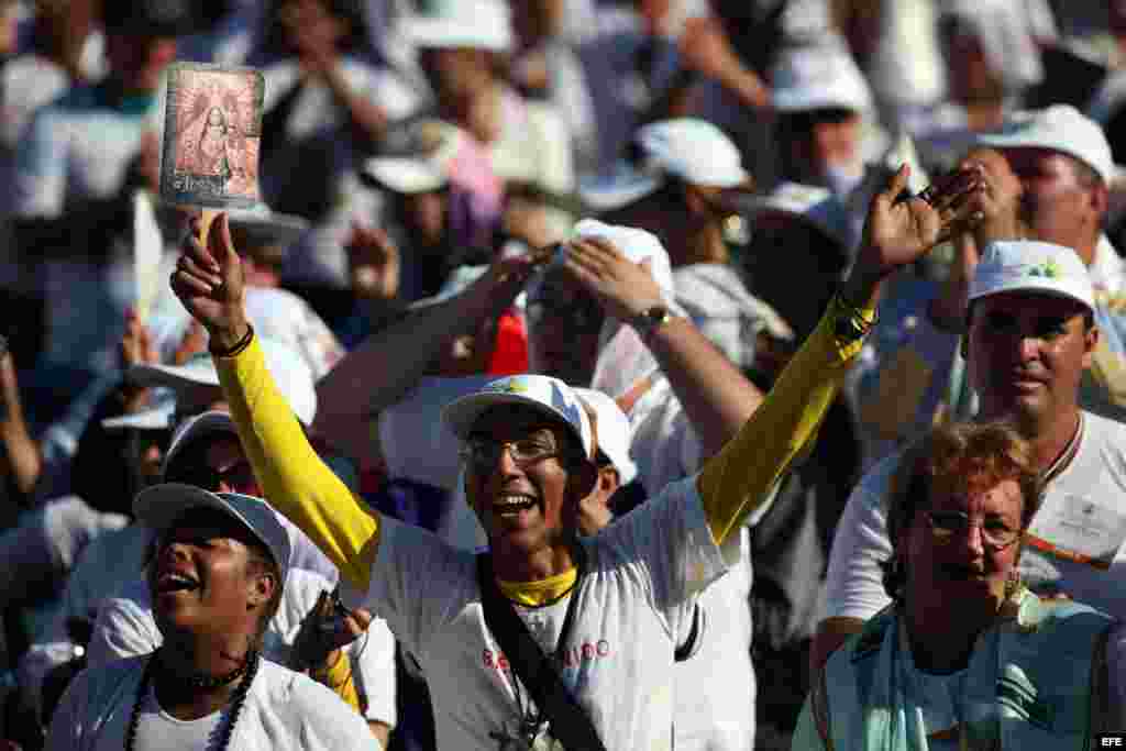 Santiagueros asisten a la misa del papa Benedicto XVI en la Plaza de la Revolución Antonio Maceo.
